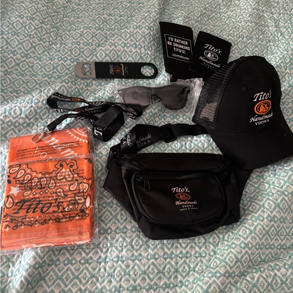 Tito’s vodka Black Bar Accessory Set